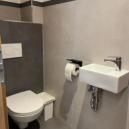 Wirtshaeusl アパート *